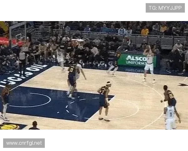 挡拆后外线拉开空间，威廉姆斯由防守转为稳定射手