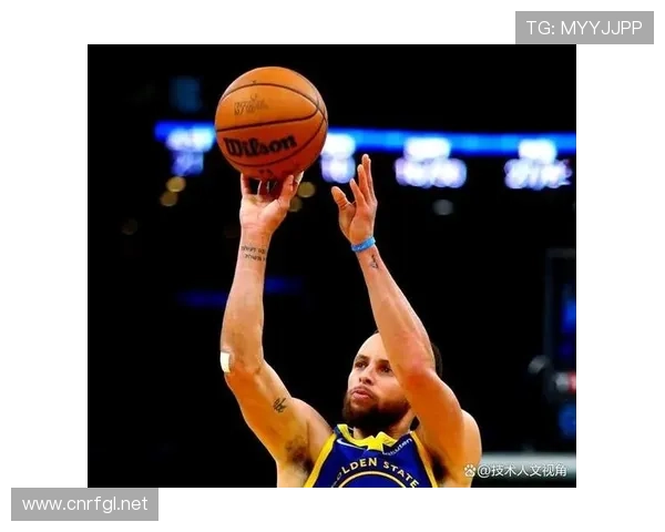 汤普森与库里无球跑动拉开空间，恢复高效三分